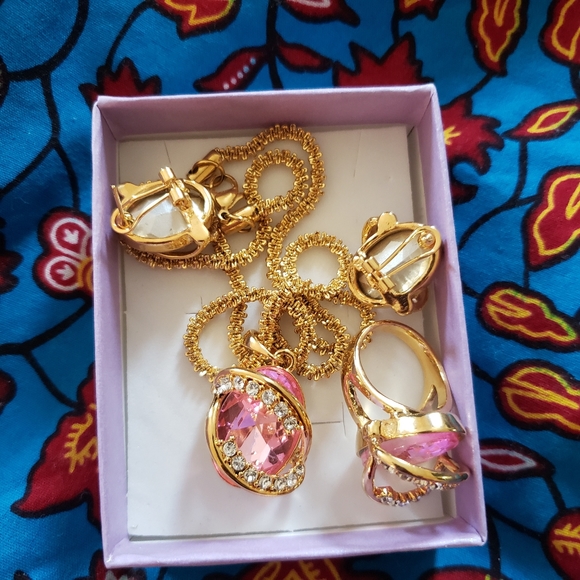 Fashion Gold crystal necklace, earrings and ring - Picture 3 of 3